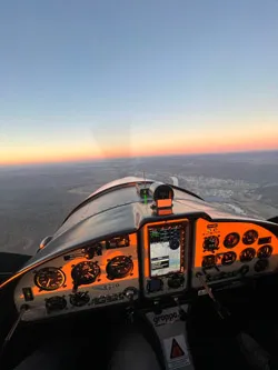 Blick aus dem Cockpit im Sonnenuntergang beim Rundflug